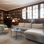 2-Bedroom Apartment With Private Library