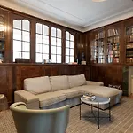 2-Bedroom Apartment With Private Library